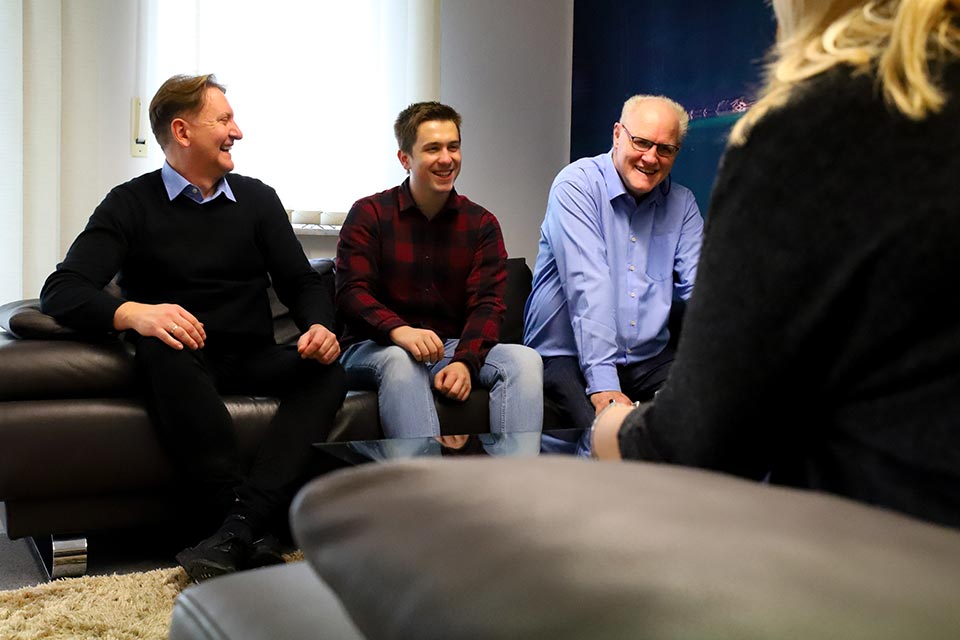 Mitarbeiter bei AGS Wild & Panda sitzen zusammen